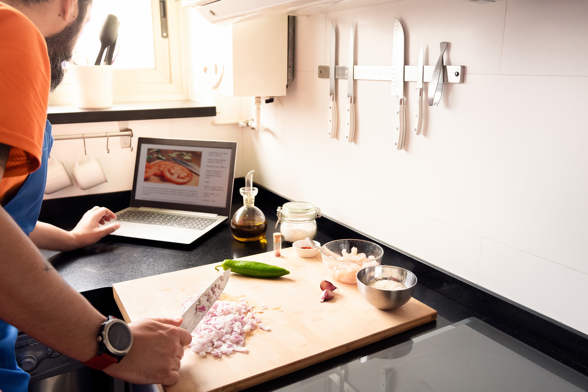 Interno studio cucina con banco di lavoro