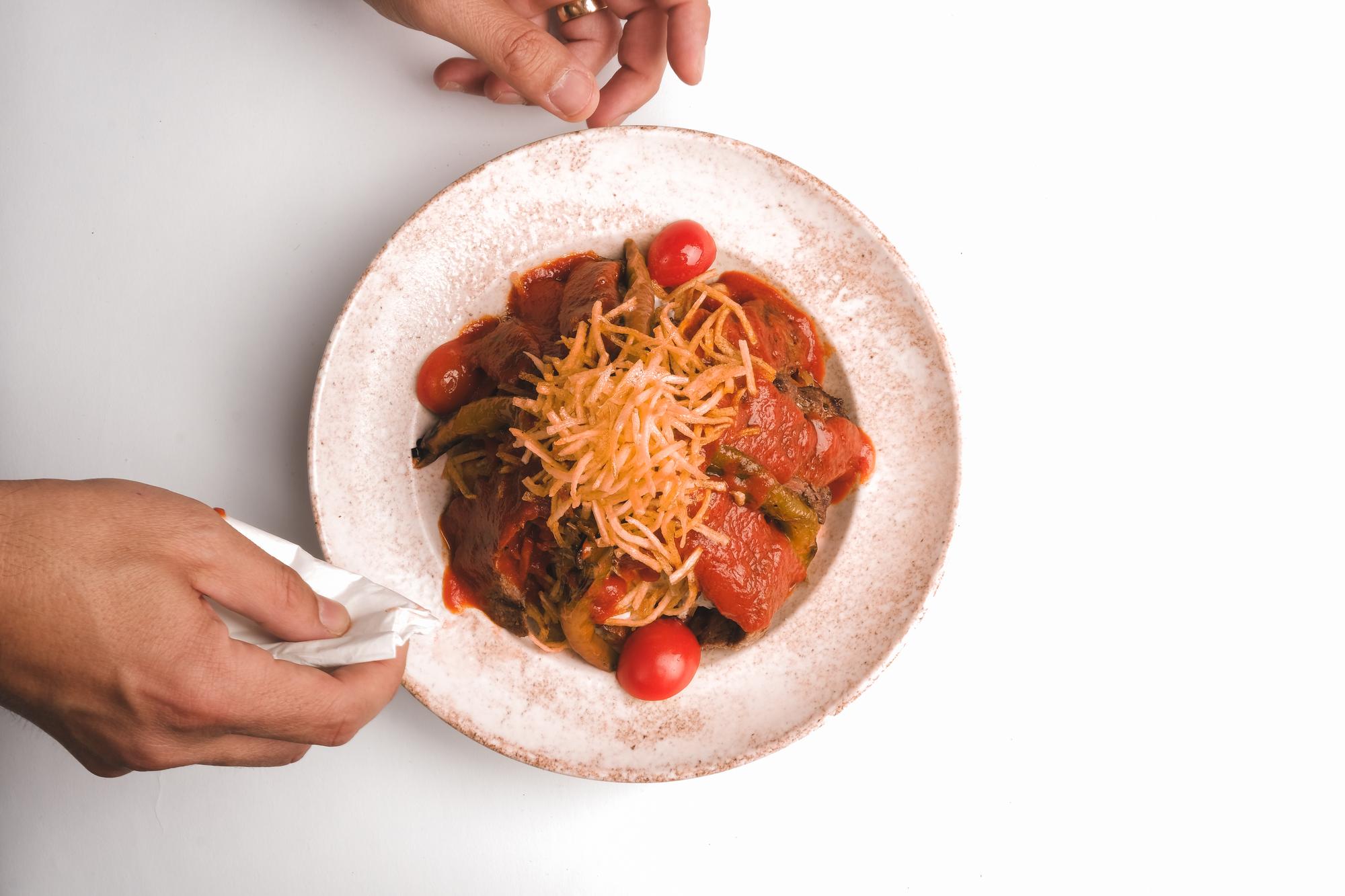 Piatto finito: pasta artigianale con sugo rosso