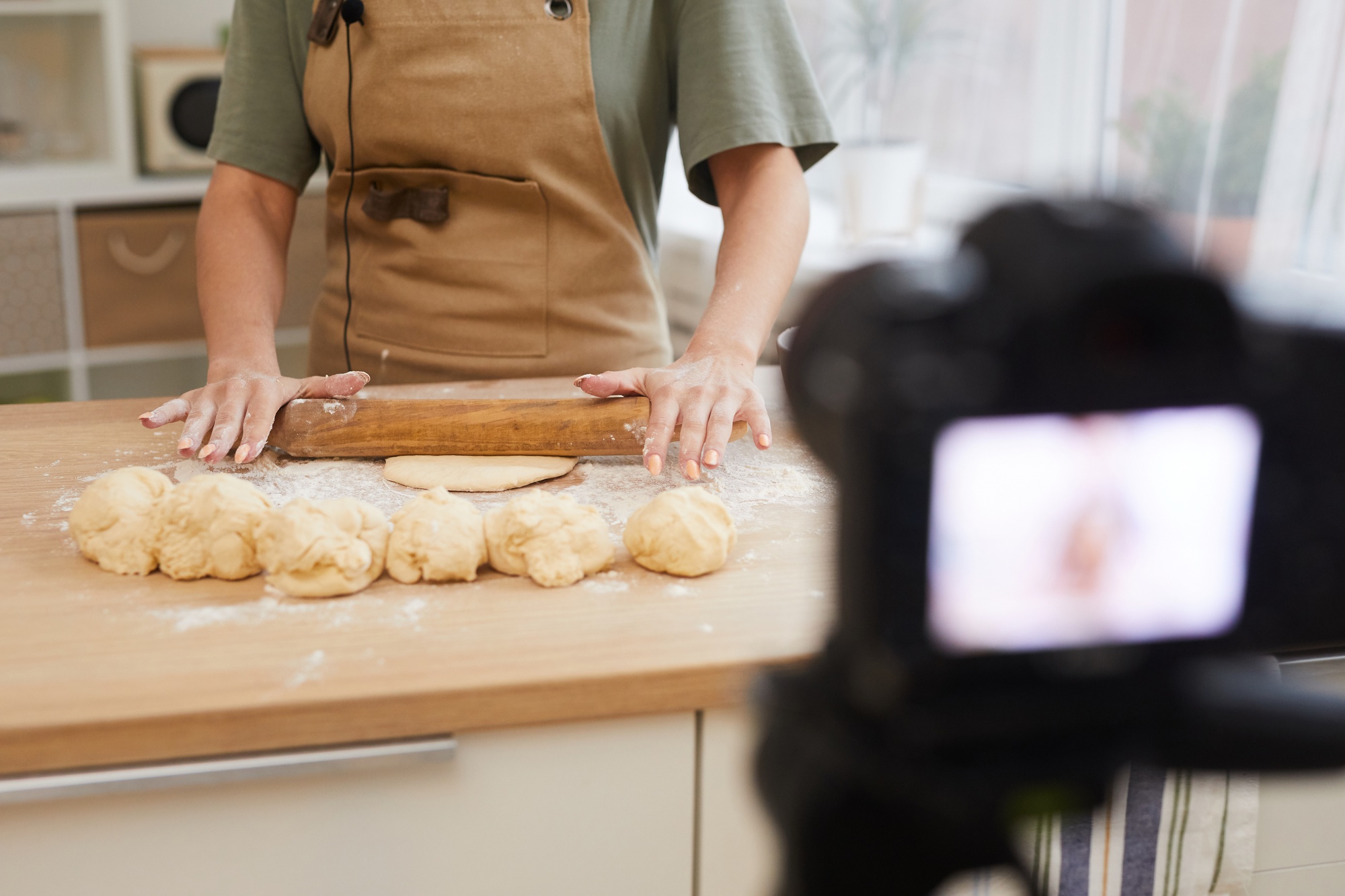 Chef che filma una tecnica di impasto