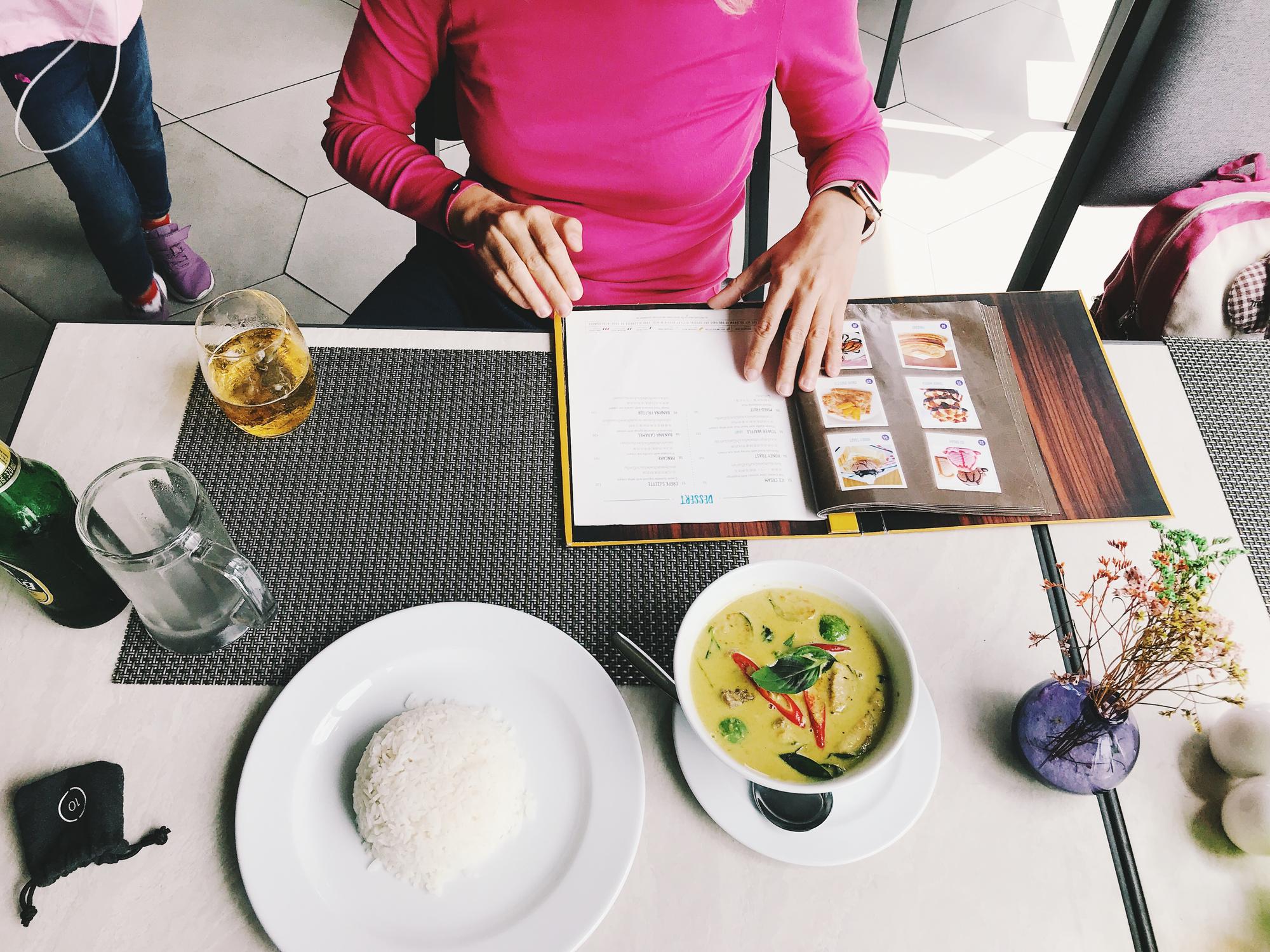 Tavola con tre piatti e appunti di progettazione menu